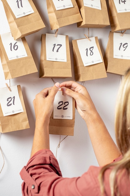 Photo gratuite vue arrière femme tenant un petit sac en papier