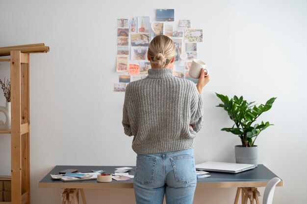 Vue arrière femme tenant une tasse de café