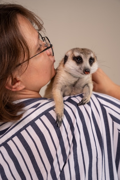 Vue arrière, femme, tenue, suricate