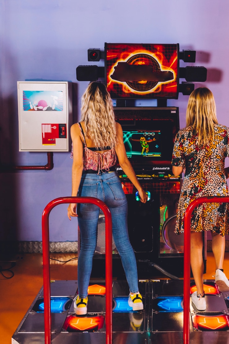 Photo gratuit vue arrière, femmes, jouer, danse, arcade