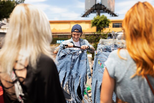 Vue arrière femmes regardant des vêtements