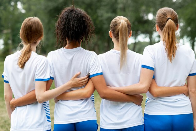 Vue arrière des femmes se tenant