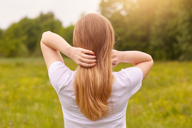 Vue arrière d'une fille élancée méconnaissable bénéficiant d'un beau paysage