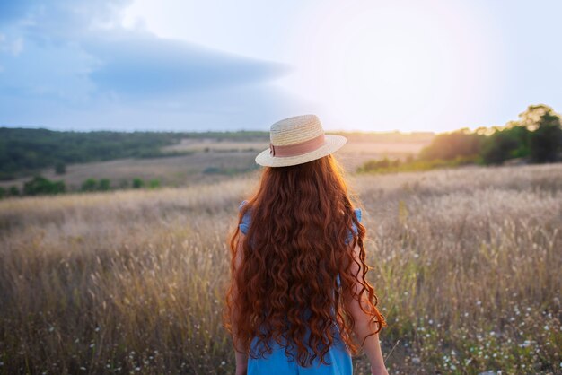 Vue arrière fille portant un chapeau