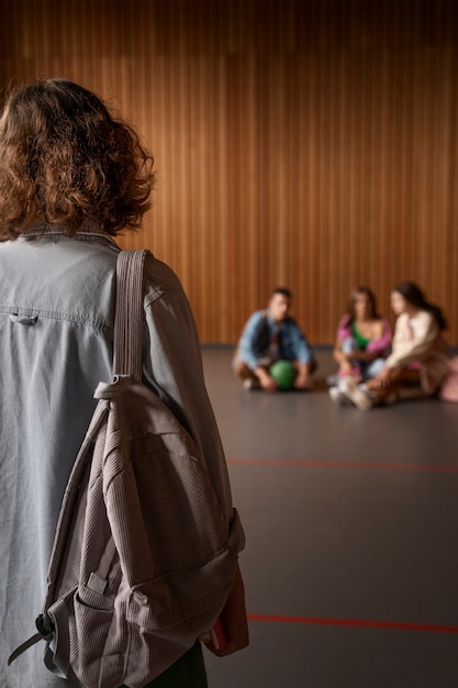 Photo gratuite vue arrière fille victime d'intimidation à l'école