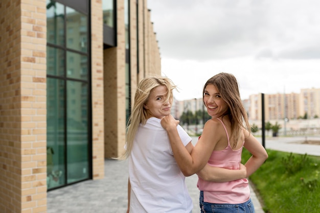 Photo gratuite vue arrière des filles s'amusant à l'extérieur