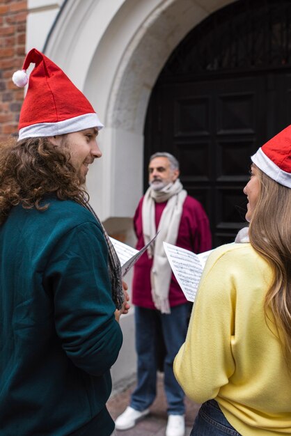 Photo gratuite vue arrière des gens souriants chantant ensemble