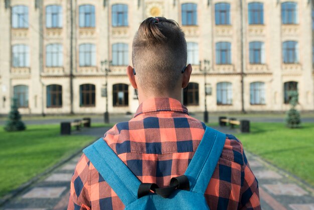 Vue arrière, gros plan, adolescent, marche, à, lycée