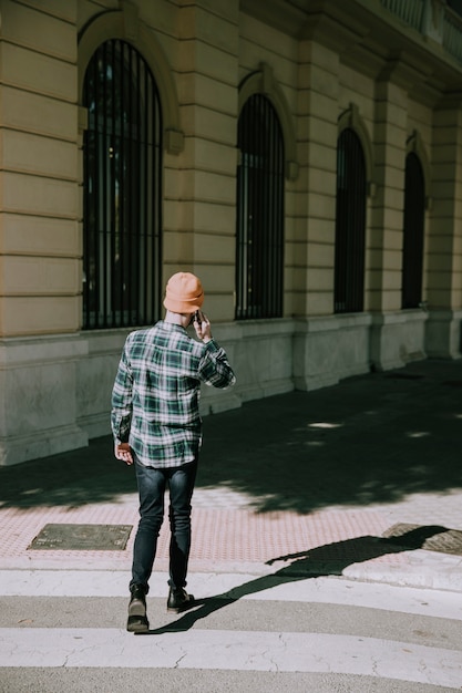 Photo gratuite vue arrière de hipster sur le passage clouté