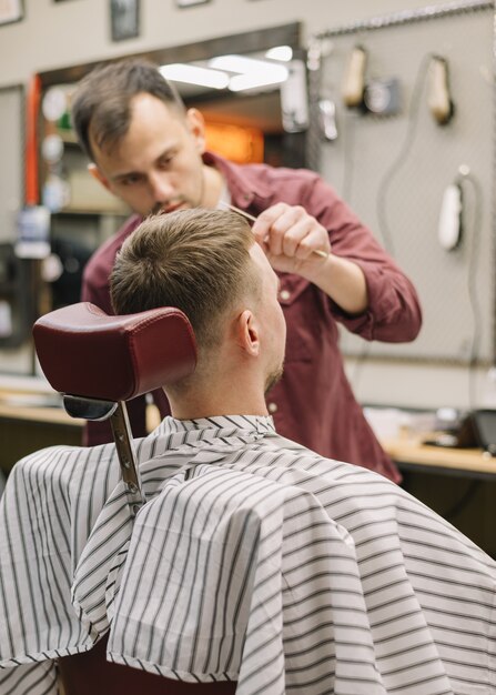 Vue arrière de l'homme au salon de coiffure