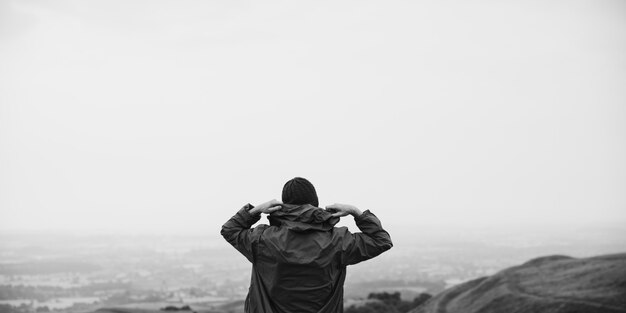 Vue arrière de l'homme au sommet de la colline