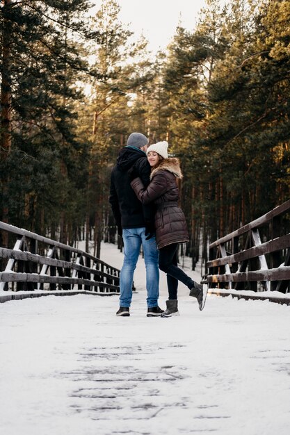 Vue arrière de l'homme et de la femme à l'extérieur ensemble pendant l'hiver