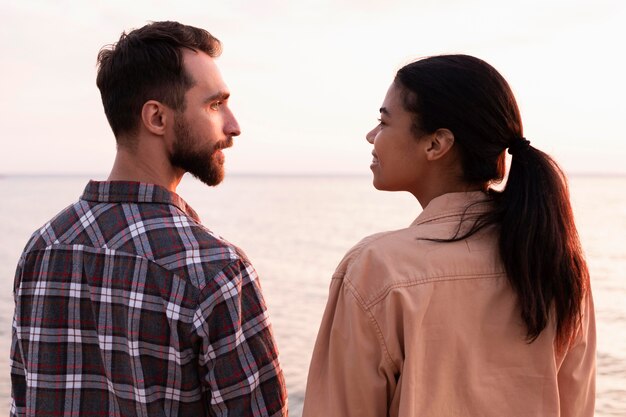 Vue arrière homme et femme se regardant