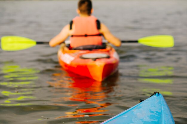 Vue arrière de l&#39;homme en kayak