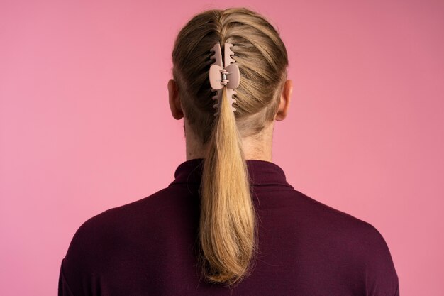 Vue arrière homme portant une pince à cheveux