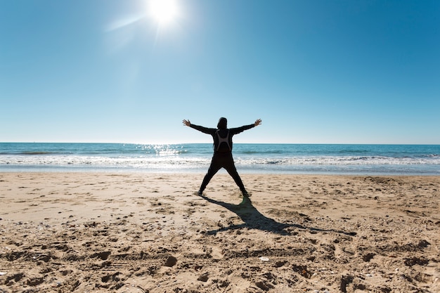 Photo gratuite vue arrière homme près de la mer