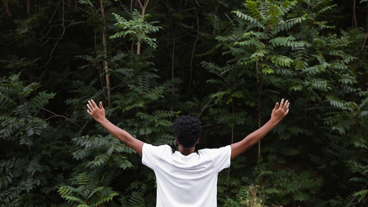 Photo gratuit vue arrière de l'homme se sentant libre