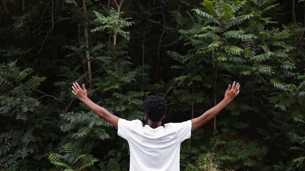 Vue arrière de l'homme se sentant libre