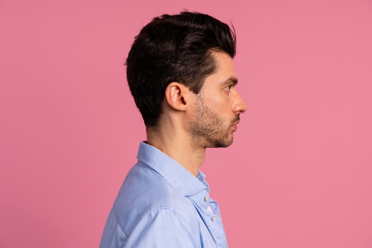 Photo gratuit vue arrière de l'homme sérieux