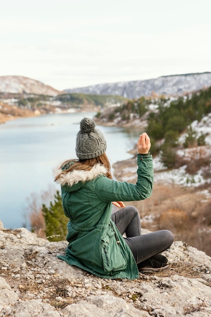 Vue arrière jeune belle femme dans la nature