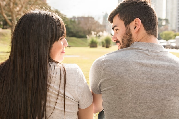 Vue arrière, de, jeune couple, regarder, autre, dans parc