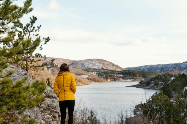 Vue arrière jeune femme dans la nature