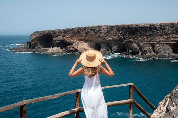 Vue arrière jeune femme regardant l'océan