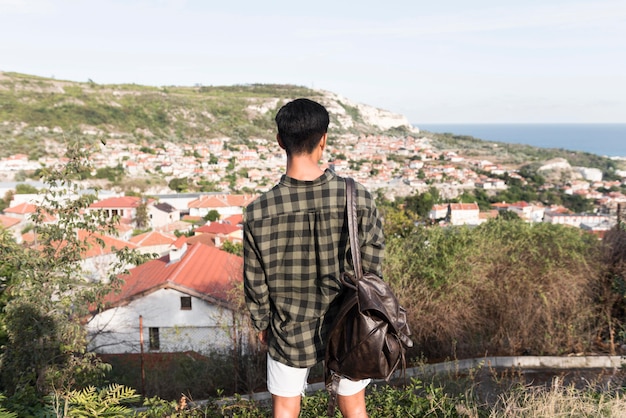 Vue arrière jeune homme appréciant le paysage