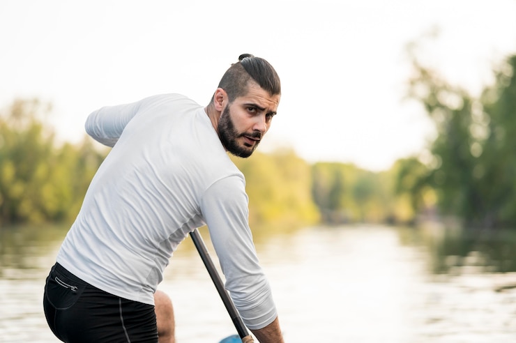 Photo gratuit vue arrière jeune homme aviron