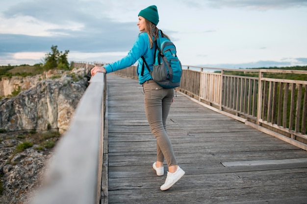 Vue arrière jeune voyageur profitant de vacances