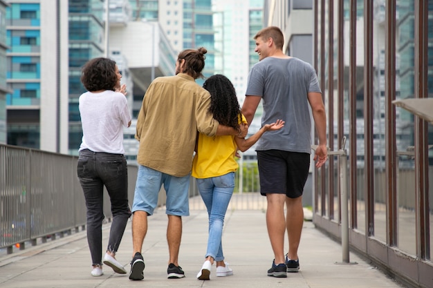 Photo gratuite vue arrière des jeunes marchant dans la rue