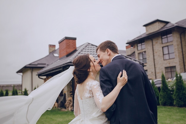 Photo gratuite vue arrière de la mariée et le marié en regardant les uns les autres