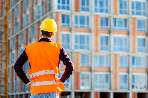 Vue arrière moyenne d&#39;un ingénieur supervisant la construction