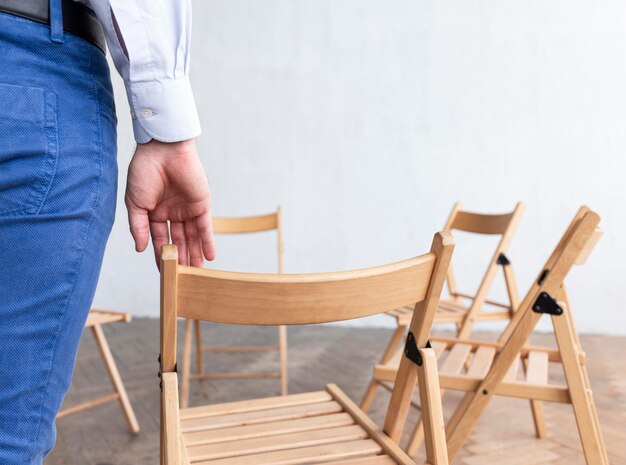 Vue arrière de la personne avec des chaises vides préparées pour la thérapie de groupe