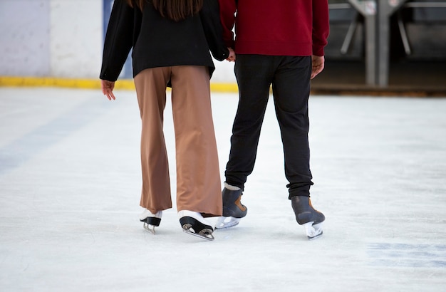 Photo gratuite vue arrière personnes patinage sur glace