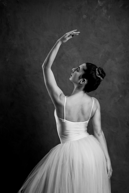 Photo gratuite vue arrière posture de ballet en niveaux de gris