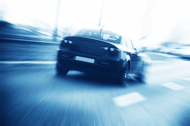 Vue arrière de la voiture sur la route