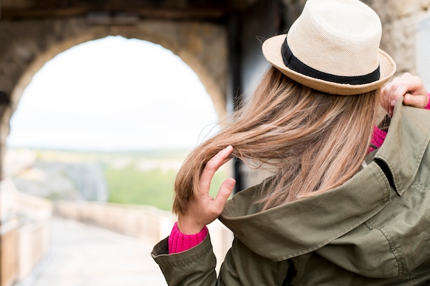 Vue arrière voyageur élégant avec chapeau