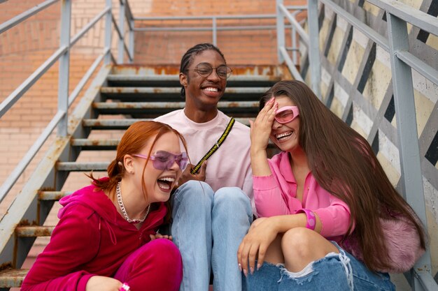 Vue d'avant des adolescents portant la mode du millénaire