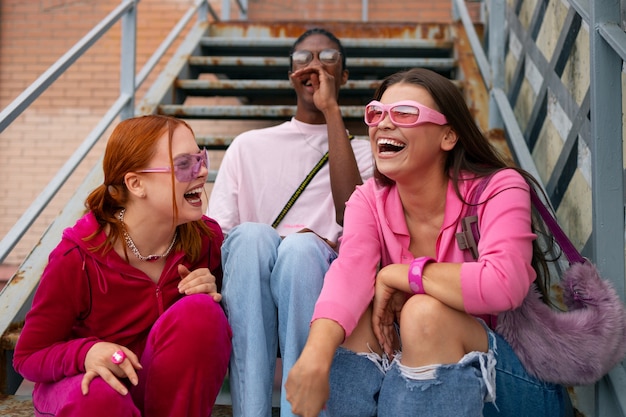 Vue d'avant des adolescents portant la mode du millénaire