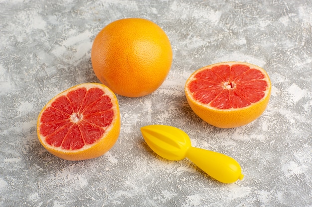 Vue Avant Des Anneaux De Pamplemousse Frais Agrumes Juteux Et Moelleux Sur La Surface Blanche