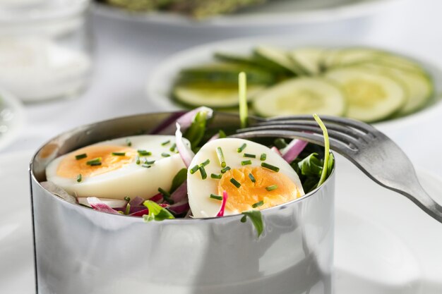 Vue avant de l'arrangement de salades fraîches