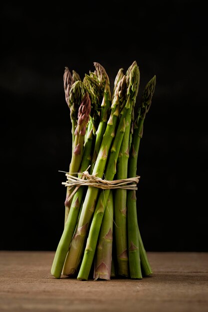 Vue avant des asperges sur la table