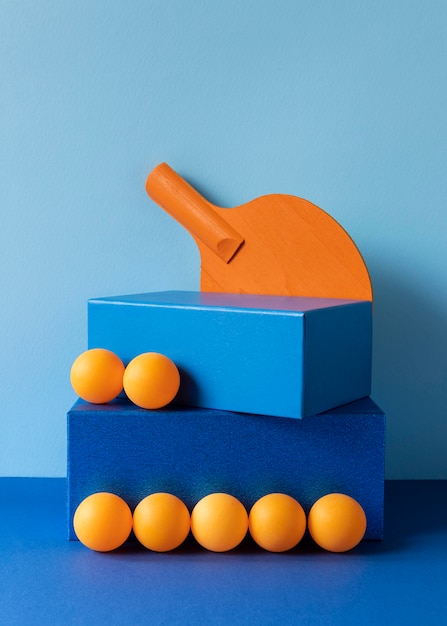 Photo gratuite vue avant des balles de ping-pong avec raquette et formes