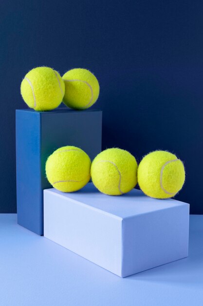 Vue avant des balles de tennis sur des formes de piédestal