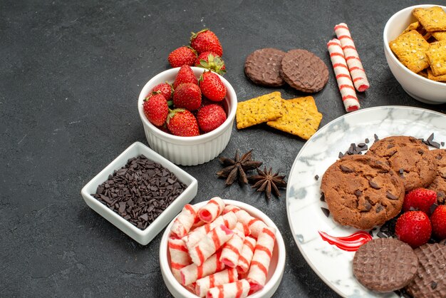 Vue avant de biscuits choco avec des bonbons et des fruits