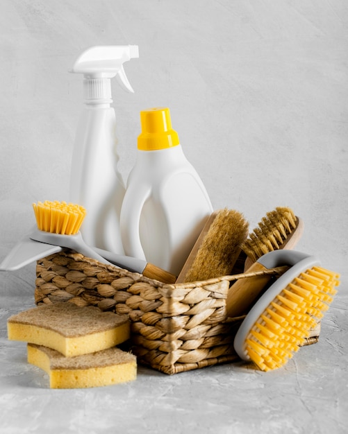 Photo gratuite vue avant des brosses de nettoyage écologiques dans le panier avec ablution