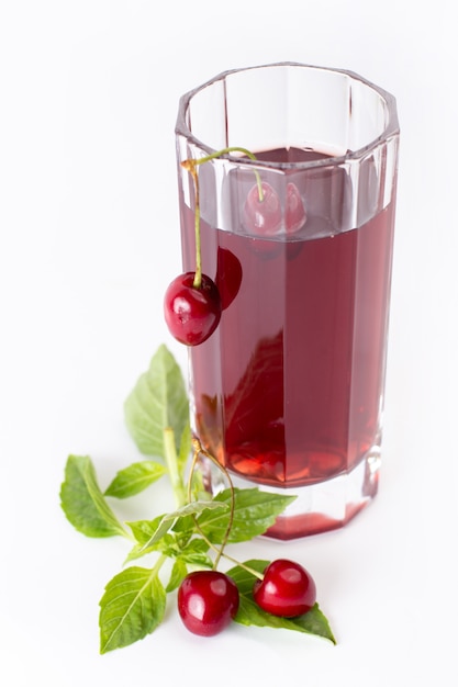 Vue avant des cerises fraîches aigres et moelleuses avec du jus de cerise et des feuilles sur blanc