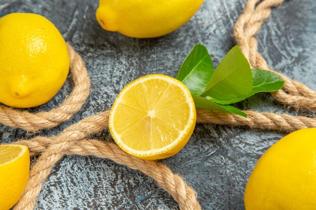 Vue avant des citrons frais avec des cordes