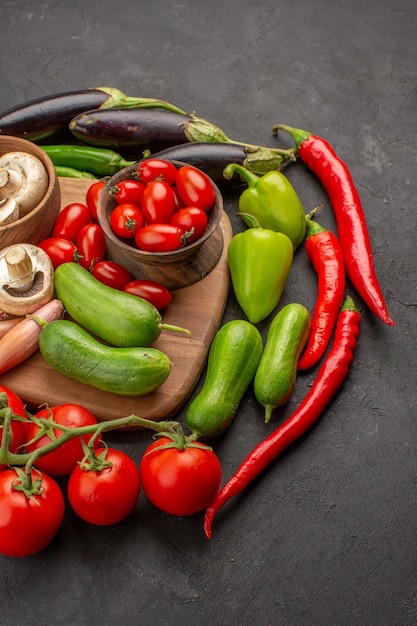 Vue Avant De La Composition De Légumes Frais Sur La Table Grise Couleur Mûre Salade Fraîche